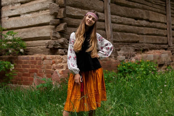 Ukrainische Mädchen Posiert Einem Rustikalen Stil Nationalkleidung Der Natur Sommertag — Stockfoto