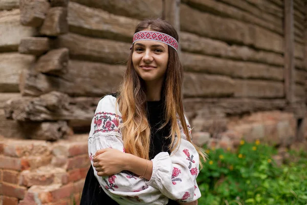 Mooie Slanke Oekraïense Vrouw Borduurwerk Achtergrond Van Een Houten Frame — Stockfoto