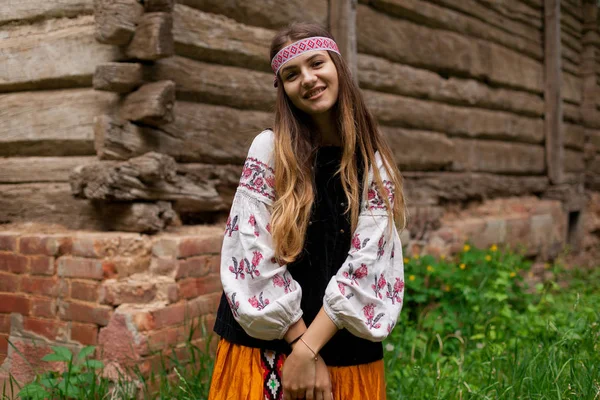 Українська Дівчина Сільському Стилі Національних Костюмах Природі Себе Літній День — стокове фото