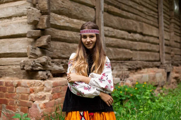 Chica Ucraniana Posando Estilo Rústico Vestido Nacional Naturaleza Día Verano — Foto de Stock