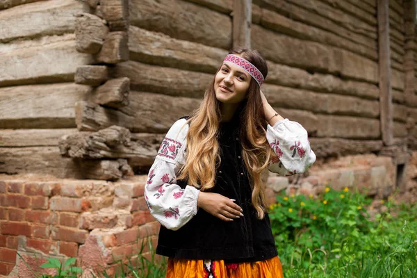 Beautiful Slender Ukrainian Woman Embroidery Background Wooden Frame Barn Village — Stock Photo, Image