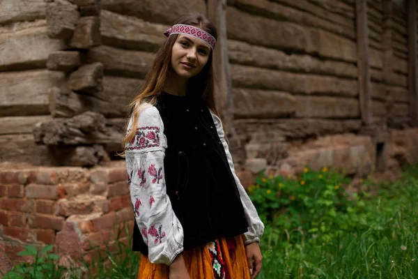 Красивая Украинка Одетая Вышитое Деревенское Платье — стоковое фото