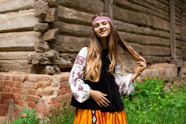 Chica Ucraniana Posando Estilo Rústico Vestido Nacional Naturaleza Día Verano — Foto de Stock