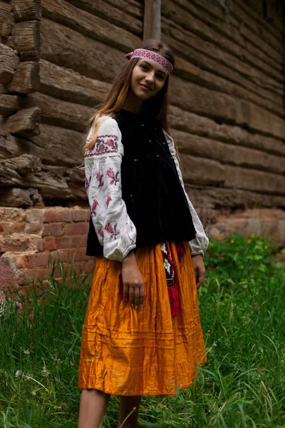 Menina Ucraniana Posando Estilo Rústico Vestido Nacional Natureza Dia Verão — Fotografia de Stock