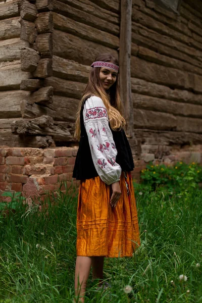 Украинская Девушка Позирует Деревенском Стиле Национальном Платье Летний День Природе — стоковое фото