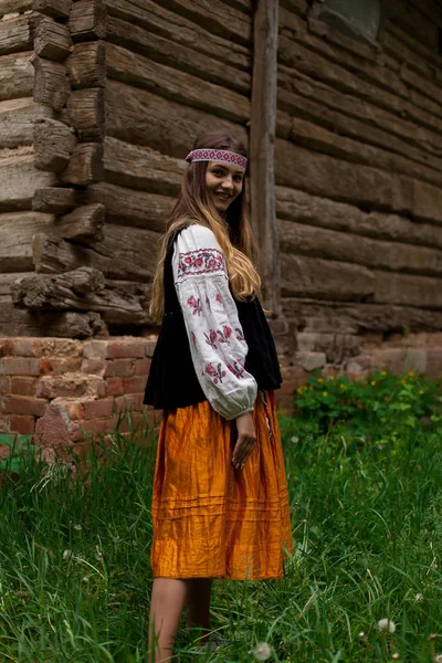 Vackra Ukrainska Kvinna Klädd Broderad Rustika Exteriörer — Stockfoto