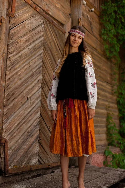 Vackra Ukrainska Kvinna Klädd Broderad Rustika Exteriörer — Stockfoto