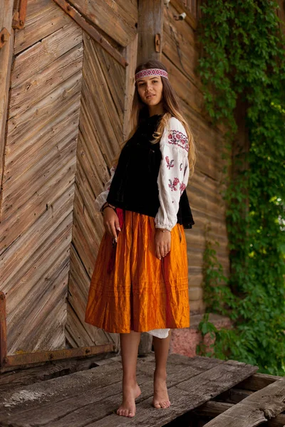 Красивая Стройная Украинка Вышивке Фоне Деревянного Каркаса Сарая Селе — стоковое фото