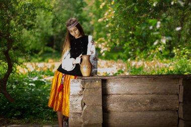 Güzel ince Ukrayna dili ahşap iyi kazanıyor tatlı su arka plan üzerinde nakış