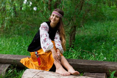 Güzel ince Ukrayna dili nakış rüzgarlı havalarda doğa dinlenme üzerinde oturur