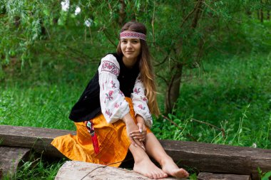 Güzel ince Ukrayna dili nakış rüzgarlı havalarda doğa dinlenme üzerinde oturur