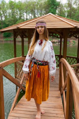 Güzel ince Ukrayna nakış rüzgarlı havalarda içinde bir dinlenme göl kenarında yaz güneşli bir günde sahiptir.