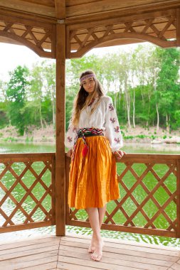 Güzel ince Ukrayna nakış rüzgarlı havalarda içinde bir dinlenme göl kenarında yaz güneşli bir günde sahiptir.