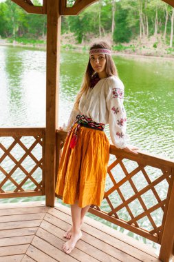 Güzel ince Ukrayna nakış rüzgarlı havalarda içinde bir dinlenme göl kenarında yaz güneşli bir günde sahiptir.