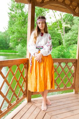 Güzel ince Ukrayna nakış rüzgarlı havalarda içinde bir dinlenme göl kenarında yaz güneşli bir günde sahiptir.