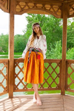 Güzel ince Ukrayna nakış rüzgarlı havalarda içinde bir dinlenme göl kenarında yaz güneşli bir günde sahiptir.