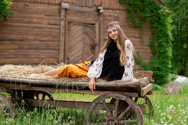 Krásná Štíhlá Ukrajinská Žena Výšivky Pozadí Dřevěném Rámu Stodoly Obci — Stock fotografie