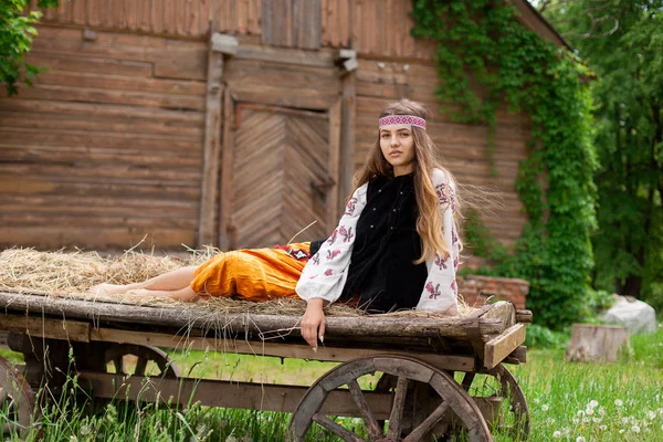 Vackra Ukrainska Kvinna Klädd Broderi Som Sitter Trä Vagn — Stockfoto