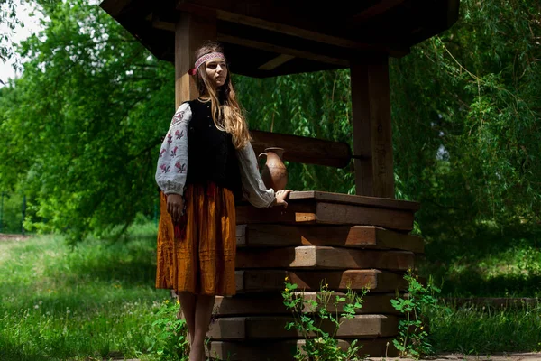 Piękny Smukły Ukraiński Haft Podłoże Drewniane Oraz Uzyskanie Wody Słodkiej — Zdjęcie stockowe