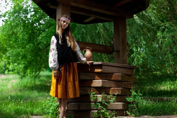 Piękny Smukły Ukraiński Haft Podłoże Drewniane Oraz Uzyskanie Wody Słodkiej — Zdjęcie stockowe