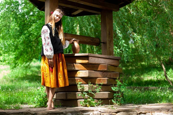Piękna Kobieta Ukraiński Nosi Haft Pobliżu Dobrze Drewniane — Zdjęcie stockowe
