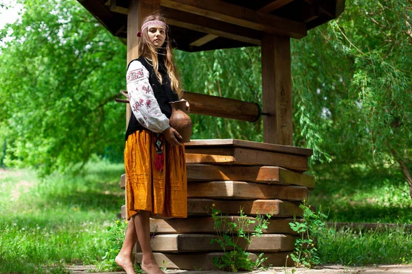 Güzel ince Ukrayna dili ahşap iyi kazanıyor tatlı su arka plan üzerinde nakış