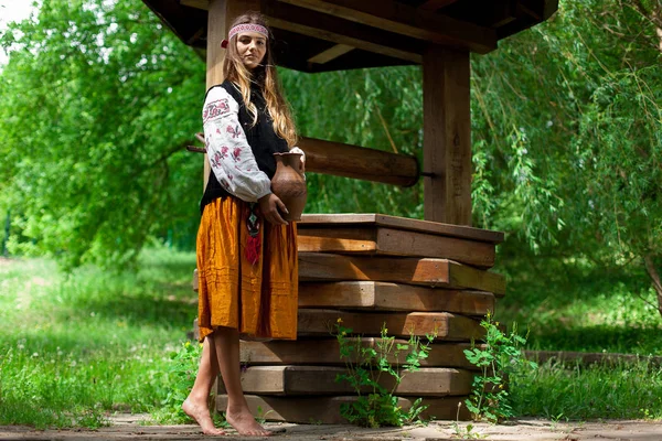 Schöne Schlanke Ukrainerin Stickerei Auf Dem Hintergrund Eines Hölzernen Brunnens — Stockfoto