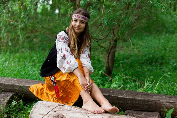 Bonito Ucraniano Esbelto Bordado Tempo Ventoso Senta Natureza Descansando — Fotografia de Stock