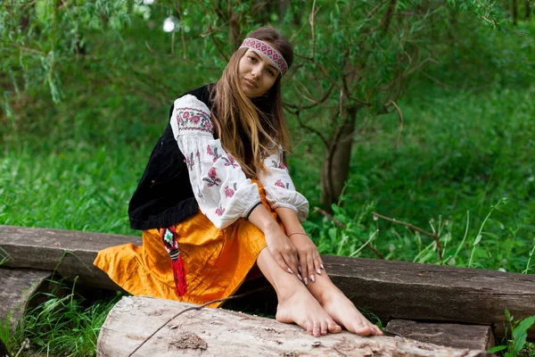 Hermoso Ucraniano Delgado Bordado Tiempo Ventoso Sienta Naturaleza Descansando — Foto de Stock