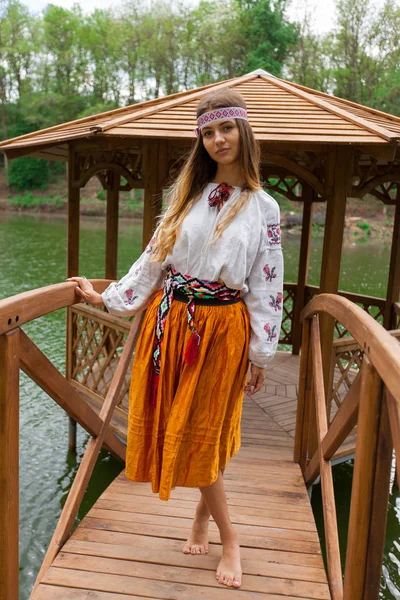 Beautiful Slender Ukrainian Embroidery Windy Weather Enjoys Rest Lake Summer — Stock Photo, Image