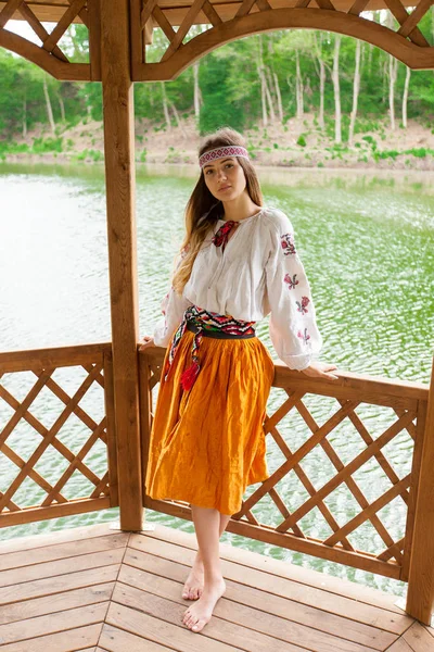 Beautiful Slender Ukrainian Embroidery Windy Weather Enjoys Rest Lake Summer — Stock Photo, Image