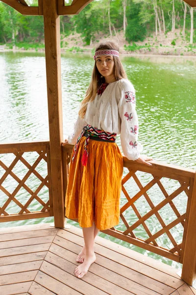 Piękna Kobieta Ukraiński Ubrany Haft Altanki Drewniane Lato Nad Jeziorem — Zdjęcie stockowe