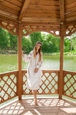 Güzel ince Ukrayna nakış rüzgarlı havalarda içinde bir dinlenme göl kenarında yaz güneşli bir günde sahiptir.