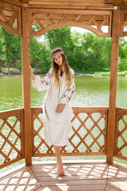 Güzel ince Ukrayna nakış rüzgarlı havalarda içinde bir dinlenme göl kenarında yaz güneşli bir günde sahiptir.