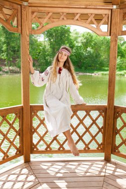 Güzel ince Ukrayna nakış rüzgarlı havalarda içinde bir dinlenme göl kenarında yaz güneşli bir günde sahiptir.