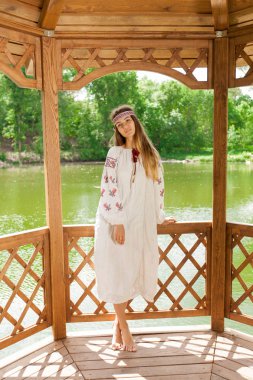 Güzel ince Ukrayna nakış rüzgarlı havalarda içinde bir dinlenme göl kenarında yaz güneşli bir günde sahiptir.