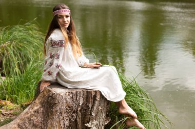 Güzel ince Ukrayna dili nakış gölün kıyısında güneşli bir yaz doğası sahiptir