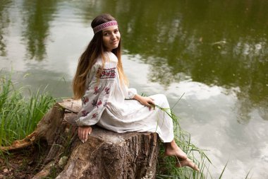 Güzel ince Ukrayna dili nakış gölün kıyısında güneşli bir yaz doğası sahiptir