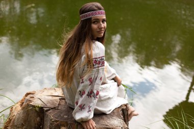 Güzel ince Ukrayna dili nakış gölün kıyısında güneşli bir yaz doğası sahiptir