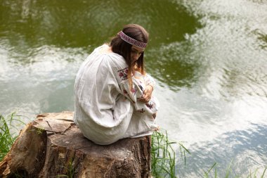 Güzel ince Ukrayna dili nakış gölün kıyısında güneşli bir yaz doğası sahiptir