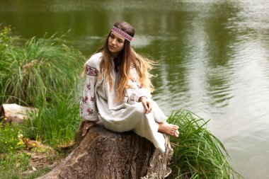 Güzel ince Ukrayna dili nakış gölün kıyısında güneşli bir yaz doğası sahiptir