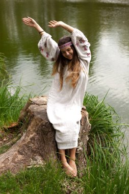 Güzel ince Ukrayna dili nakış gölün kıyısında güneşli bir yaz doğası sahiptir