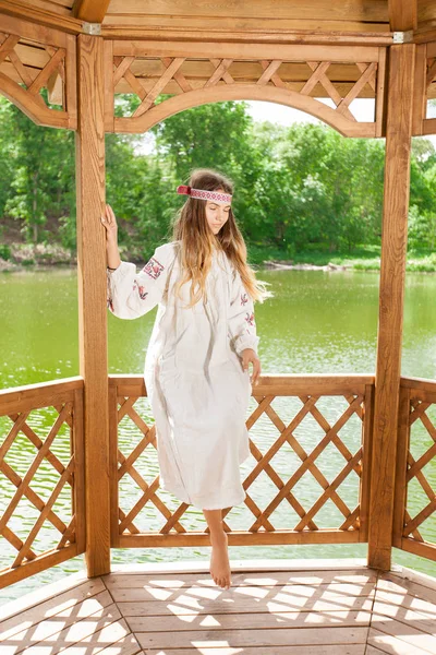 Schöne Schlanke Ukrainerin Stickerei Bei Windigem Wetter Genießt Eine Erholung — Stockfoto