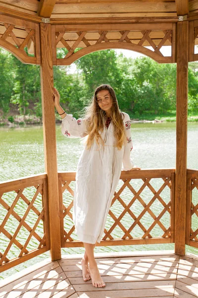 Piękna Kobieta Ukraiński Ubrany Haft Altanki Drewniane Lato Nad Jeziorem — Zdjęcie stockowe