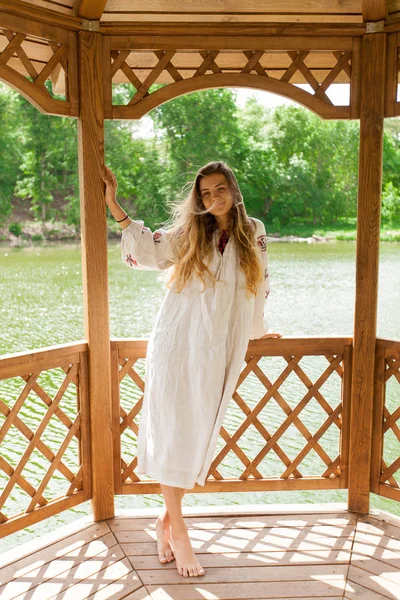 Schöne Schlanke Ukrainerin Stickerei Bei Windigem Wetter Genießt Eine Erholung — Stockfoto