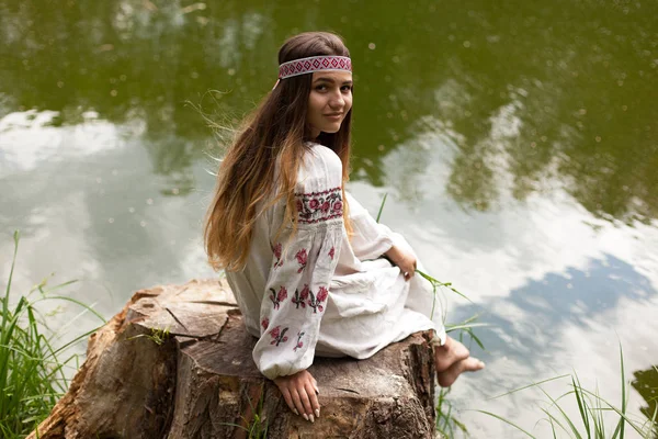 Красиві Українська Жінка Одягнена Вишивка Сидить Пень Березі Озера — стокове фото