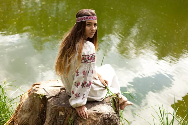 Beautiful Slender Ukrainian Embroidery Shore Pond Enjoys Nature Summer Sunny — Stock Photo, Image