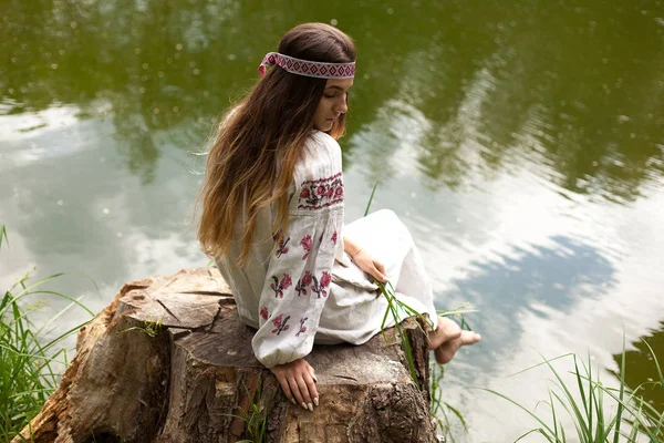 Uma Bela Mulher Ucraniana Vestida Bordado Senta Toco Margem Lago — Fotografia de Stock