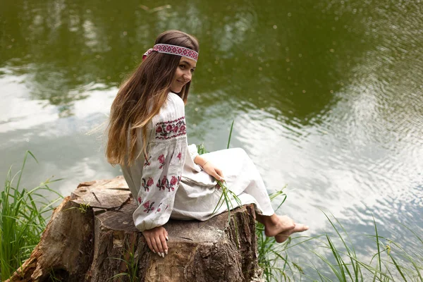 Beautiful Slender Ukrainian Embroidery Shore Pond Enjoys Nature Summer Sunny — Stock Photo, Image