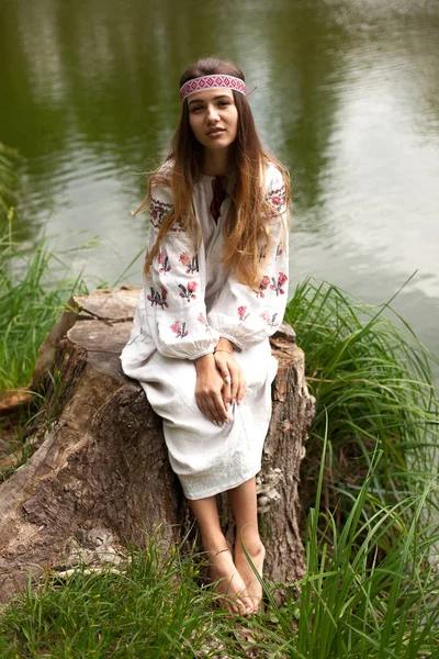 池の岸に刺繍の美しいスレンダー ウクライナ夏の晴れた日の自然を楽しんでいます — ストック写真